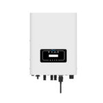 Trójfazowy falownik Deye SUN-10K-G06 10 kW na białym tle, biała obudowa, czarny panel LCD z diodami LED i złączami kablowymi u dołu.