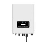 Trójfazowy falownik Deye SUN 20K G04 20 kW na białym tle, płaska biała obudowa, centralny czarny panel LCD z diodami LED i portami kablowymi u dołu.