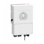 Wysokonapięciowy falownik Deye SUN 12 kW SG01HP3 EU-AM2 3-fazowy na białym tle, smukła biała obudowa, kolorowy LCD, dolne porty.