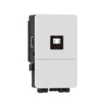 Widok falownika Deye SUN-15K-SG05LP3-EU-SM2 15 kW na białym tle: biała obudowa, czarny tył, ekran LCD i porty kablowe u dołu.
