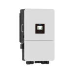 Boczny widok hybrydowego falownika Deye SUN 20K SG05LP3 EU SM2 20 kW na białym tle, biała obudowa z panelem LCD i portami kablowymi.