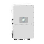 Falownik DEYE SUN-50 kW-SG01HP3 EU BM4 widok bokiem, kolorowy panel LCD, przyciski i porty kablowe u dołu, na białym tle.