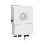 Falownik hybrydowy Deye SUN-5K SG01HP3 EU-AM2 5 kW na białym tle pod kątem, z panelem LCD u góry i portami kablowymi pod spodem.