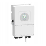Widok ukośny falownika Deye SUN 8 kW SG01HP3 EU-AM2, 3-fazowy na białym tle, biała obudowa z panelem LCD i portami kablowymi.