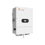 Kątowy widok falownika hybrydowego FelicityESS T-REX-KLP3G01 10 kW na białym tle, biała obudowa, wyświetlacz i moduł SmartMeter.