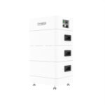 Modułowy magazyn Dyness Tower T10 10,66 kWh pod kątem, trzy sekcje z bocznymi uchwytami i metalowymi nóżkami, na białym tle.