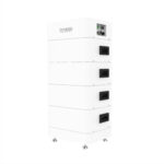 Magazyn energii Dyness T14 14,21 kWh z bocznymi portami przyłączeniowymi i stabilnymi stopkami, ujęcie pod kątem, na białym tle.