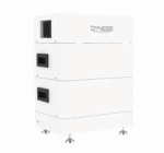 Trójmodułowy magazyn Dyness Tower T7 7,1 kWh z metalowymi nóżkami i bocznymi gniazdami, na białym tle.