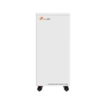 Prosty front magazynu energii FELICITYESS 15 kWh Lux-Y-48300LG01, obudowa LiFePO4, logo w rogu i mobilne kółka, na białym tle.