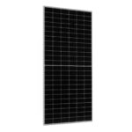 Monokrystaliczny panel fotowoltaiczny na białym tle Jinko Solar JK550M 72HL4 V SF o mocy 550 W, 72 ogniwa w srebrnej ramie, widok od boku.