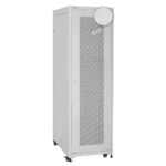 Szafa rack 19” SQ6842(DP)/W 42U z perforowanymi drzwiami, kółkami i regulowanymi prowadnicami, prezentowana na białym tle.