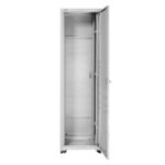 Szara szafa rack 19'' SQ6842(DP)/W 42U z otwartymi drzwiami, prowadnicami i kółkami, na białym tle